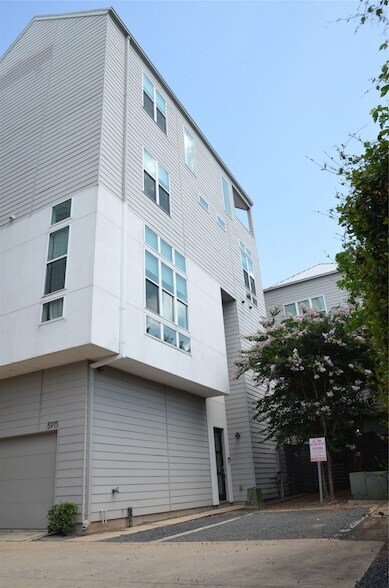 Building Photo - 5915 E Post Oak Ln