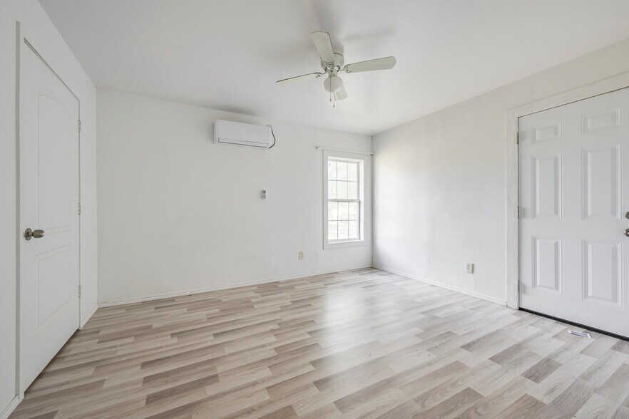 Building Photo - 725 E Morton St