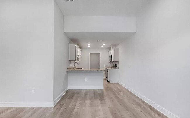 Building Photo - 7246 Pro Ln