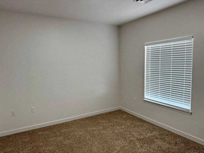 Building Photo - Amazing Remodel-5 Bed 3 bath duplex unit