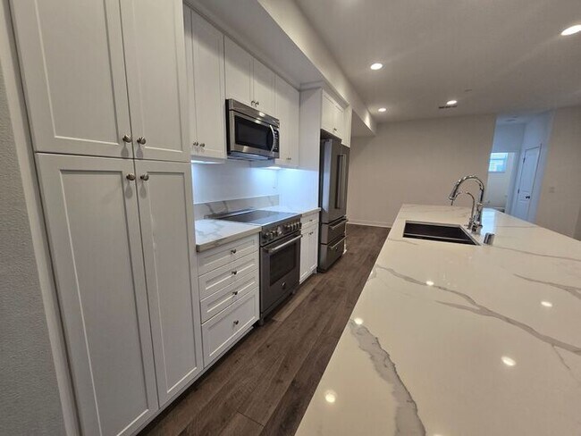Building Photo - Modern Oceanside Home with Spacious Layout in a Desirable Community
