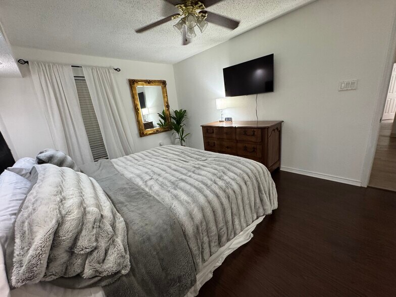 Building Photo - 2826 S Bartell Dr