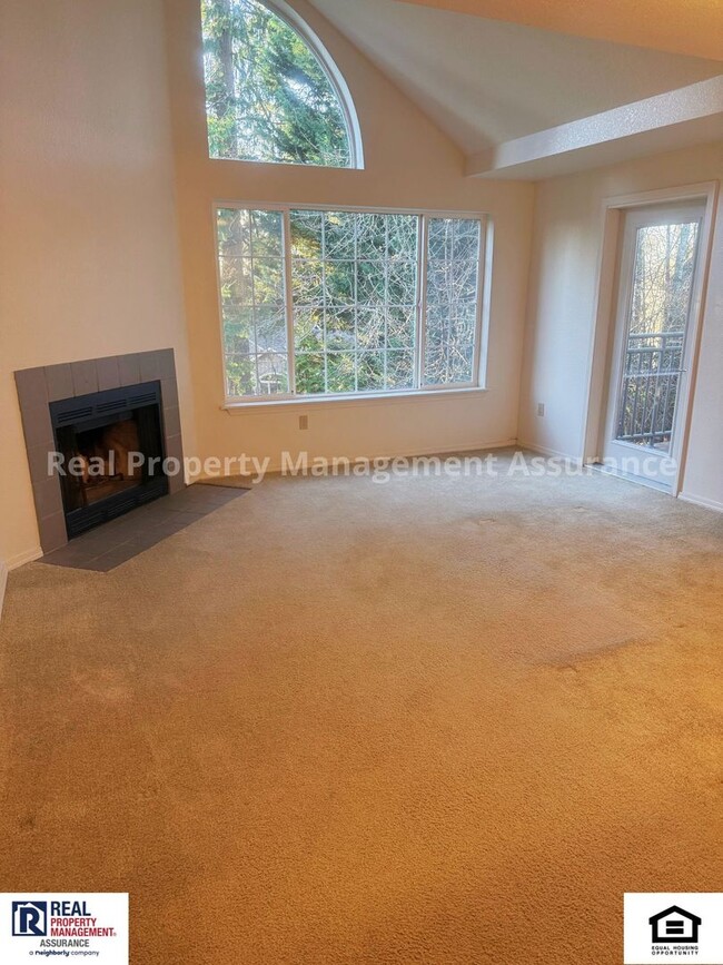 Building Photo - Beautiful 2 Bedroom 2 Bath Condo With Vaul...