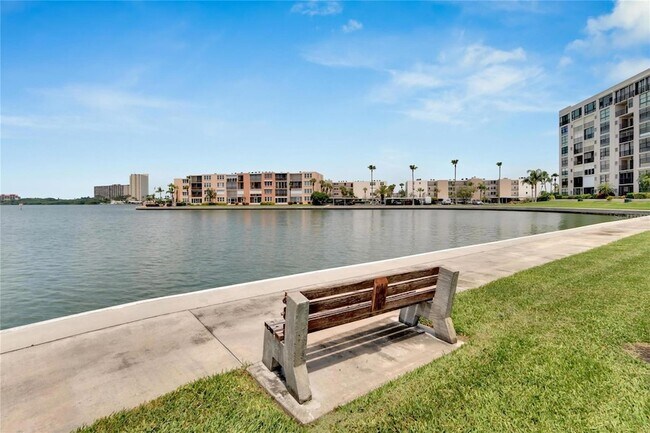 Building Photo - 7700 Sun Island Dr S