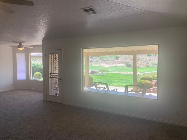 Building Photo - Wonderful 3 Bed 2 Bath Single Story on Sou...