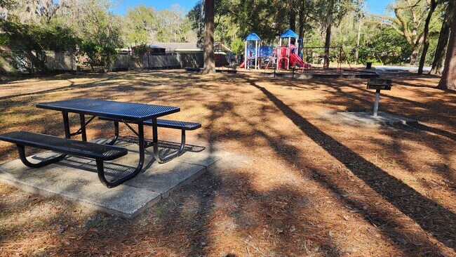 Building Photo - Charming 3/1 House