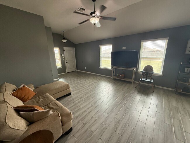 Building Photo - Immaculate 3 bed 2 bath in Mustang Schools, ready for move in on or before July 1st!