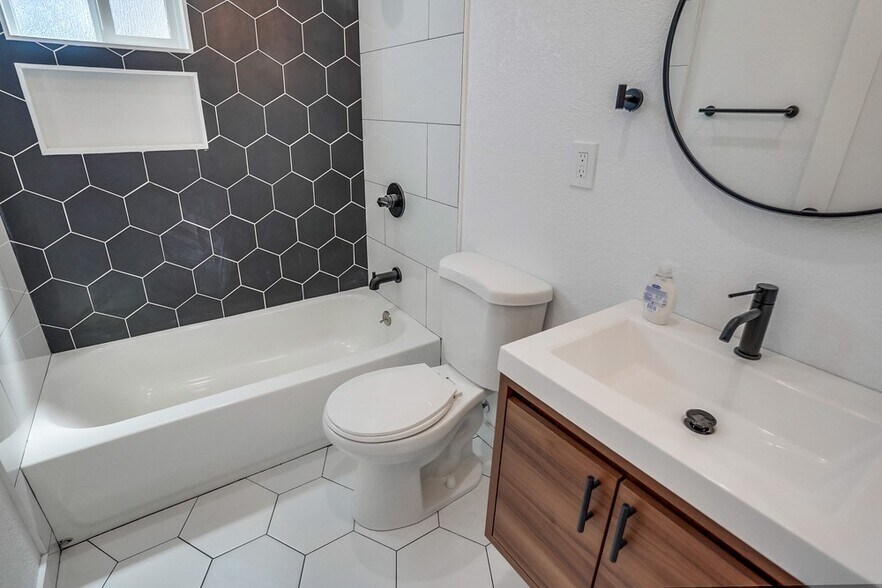 Building Photo - 2708 Cincinnati St