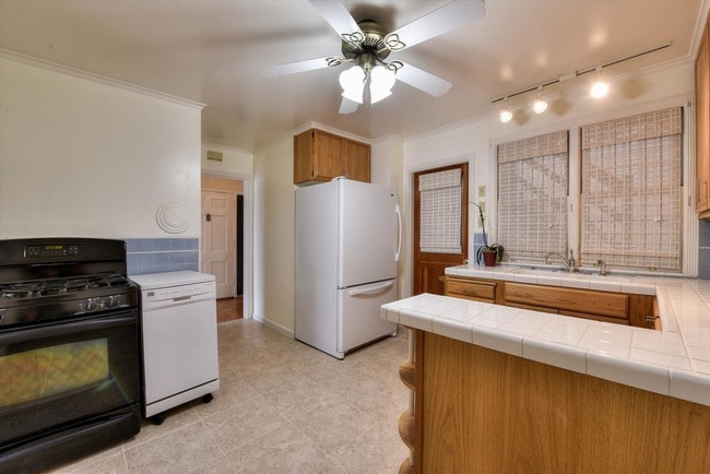 Building Photo - 715 30th Ave