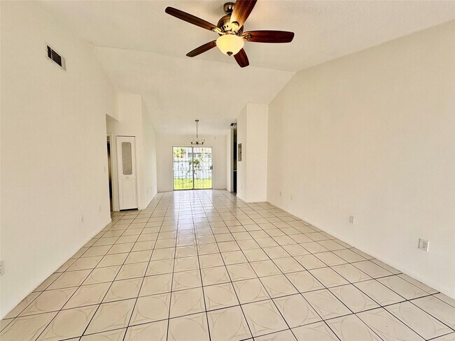 Building Photo - 20421 NW 32 Ct