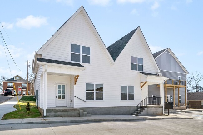 Building Photo - 2 Bedroom Townhome For Rent in Historic Downtown Clarksville!