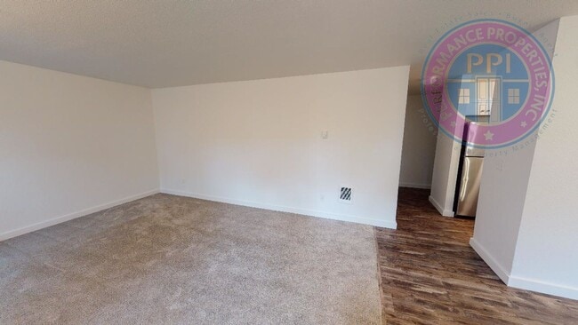 Building Photo - Desirable West Linn Location / Walk To The...