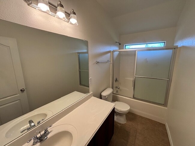 Building Photo - Cute 3 bedroom