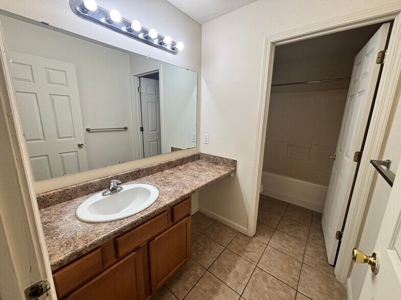 Building Photo - 1329 Fraternity Village Dr