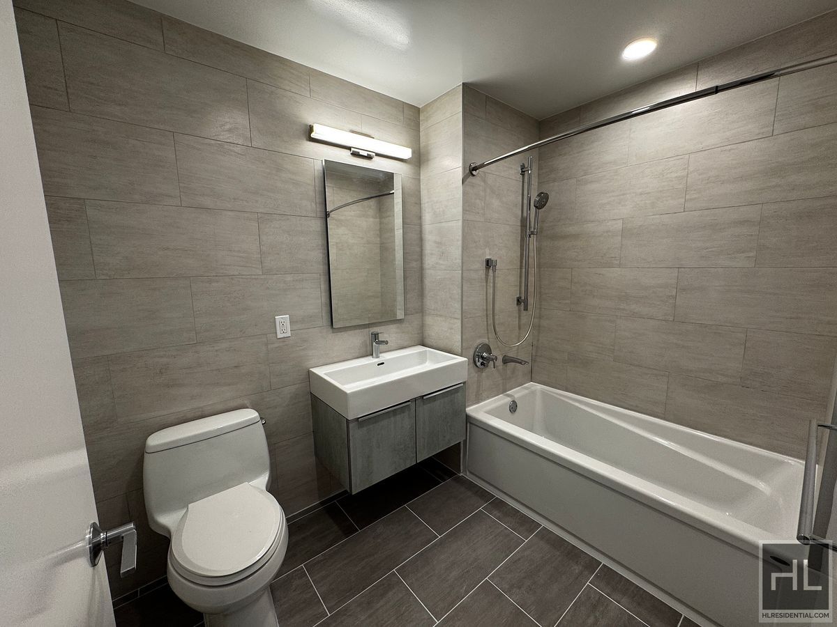 Building Photo - Northern Blvd | Flushing | 1 BR 1 BA, W/D & NO BROKER'S FEES