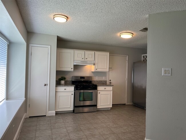 Building Photo - 2703 Hot Springs Dr
