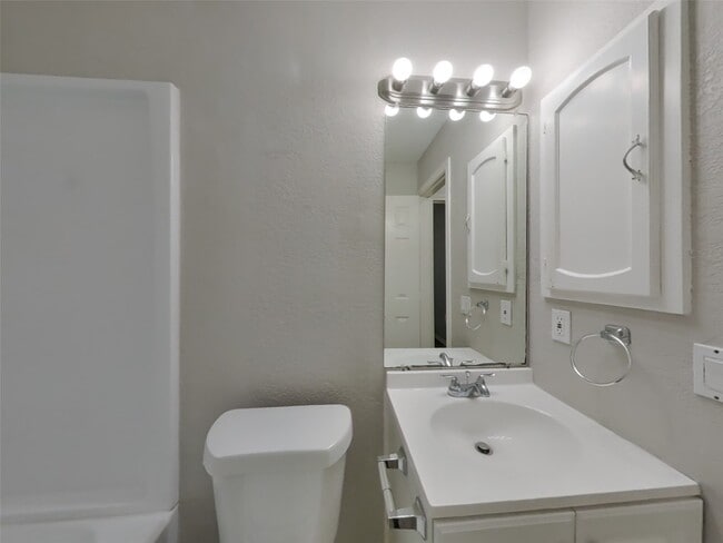 Building Photo - 2214 Townhall Ln