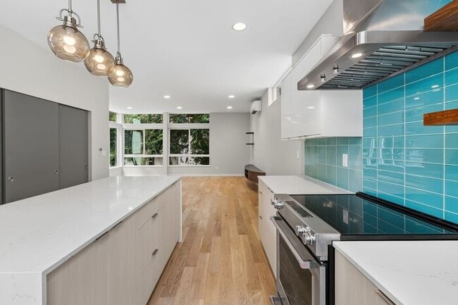 Building Photo - Stunning Standalone Townhome In Coveted Lincoln Park - Air Conditioned!
