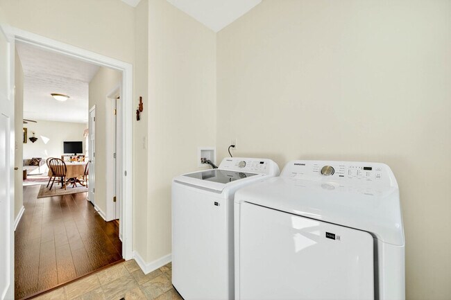 Building Photo - 4663 Bayview Dr