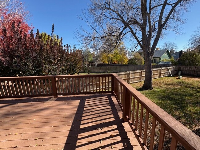 Building Photo - Updated 3BD/2BA with Garden Basement & Low Maintenance Living