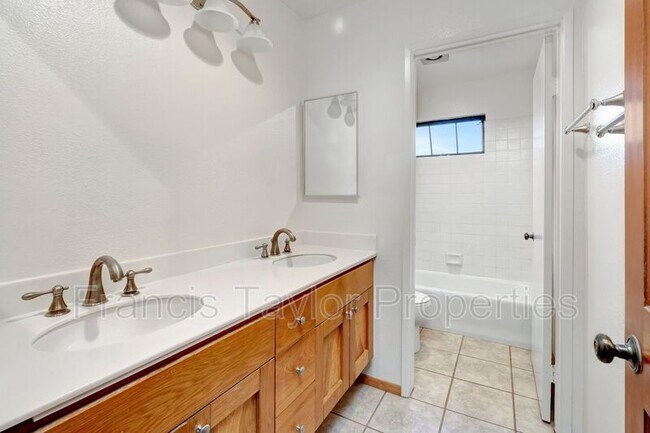 Building Photo - 8840 Villa La Jolla Dr