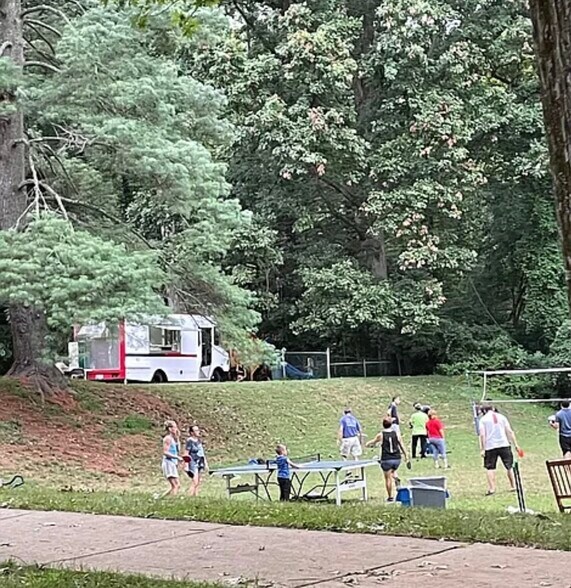 Friendly community - 10506 Weymouth St