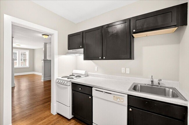 Building Photo - Stu-Stu-Studio!