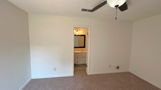 Building Photo - Lovely 3-Bedroom