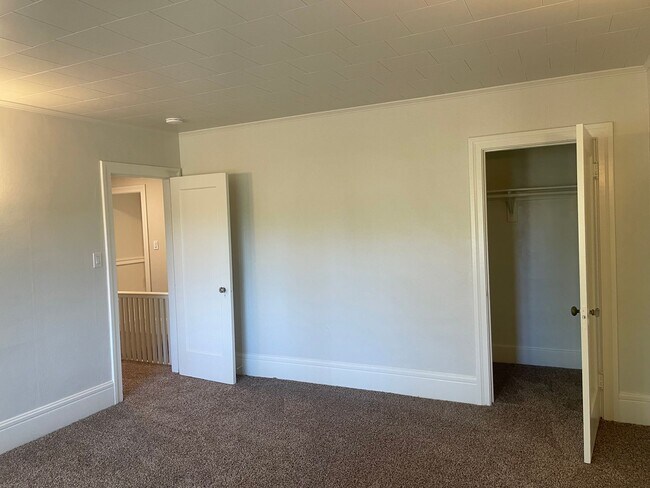 Building Photo - Two Bedroom 1 Bathroom Upstairs Unit