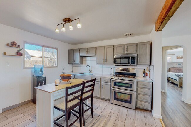 Building Photo - Charming NE Heights 3 Bedroom 2 Bath