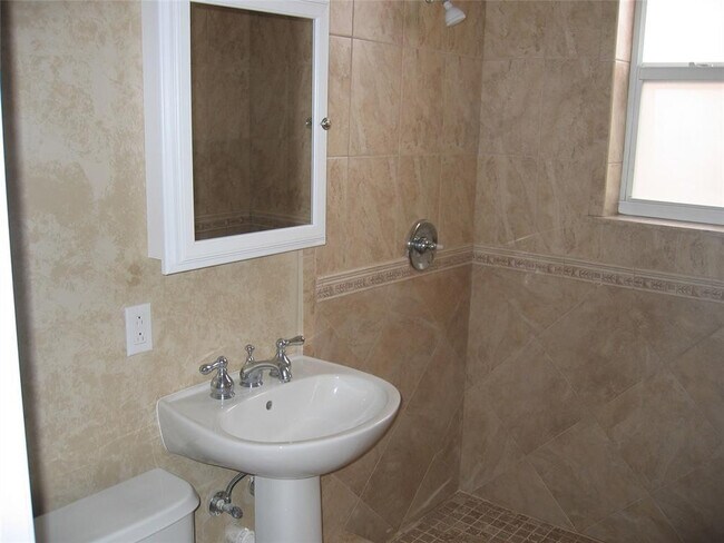 Building Photo - 115 Antiquera Ave