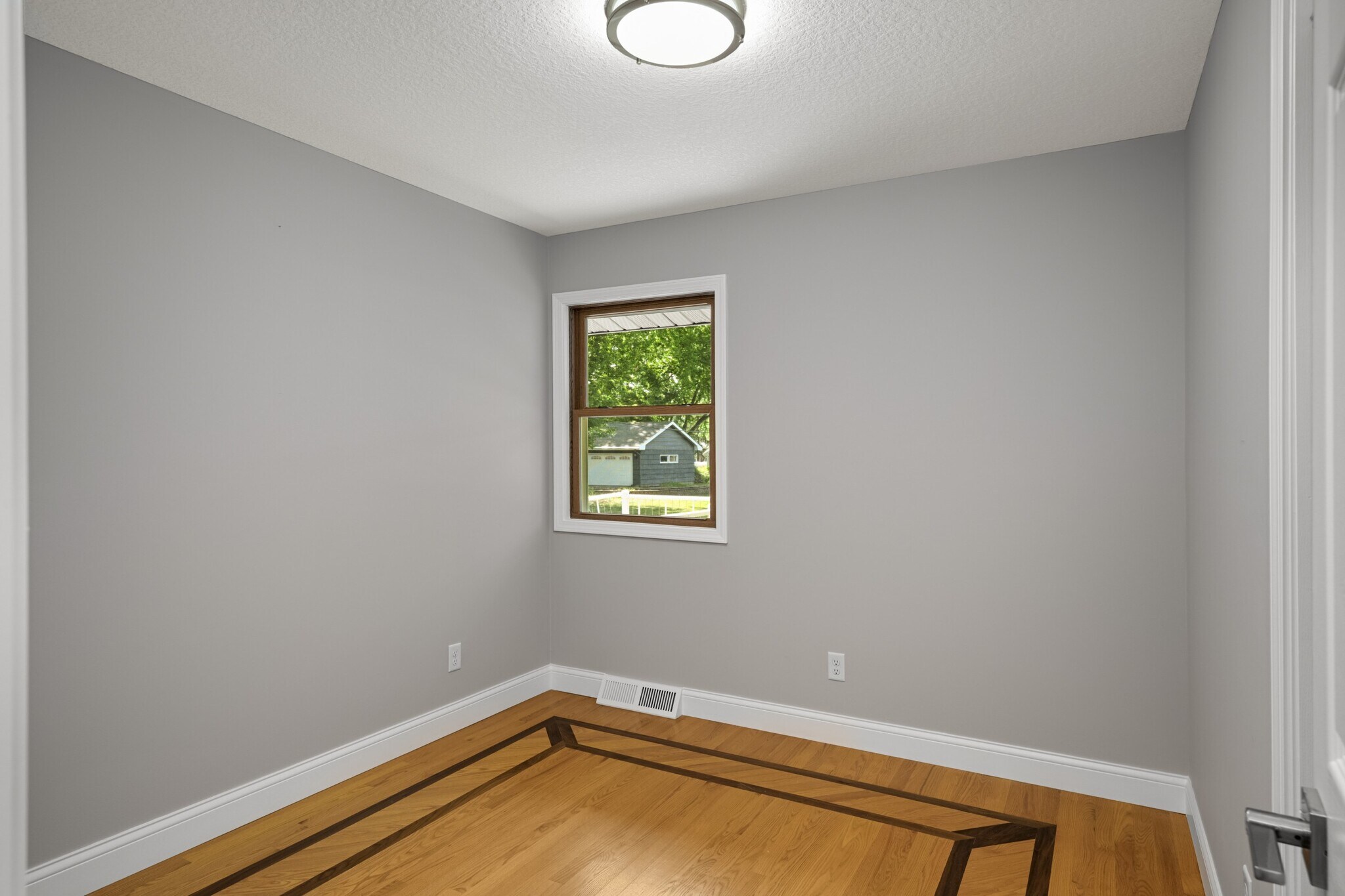 Building Photo - 11004 Oak Knoll Ter N