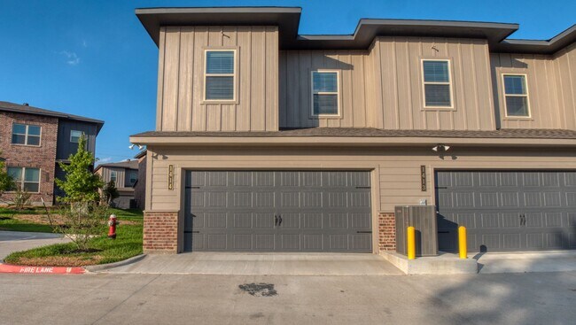 Building Photo - Spacious Townhome Available Now!