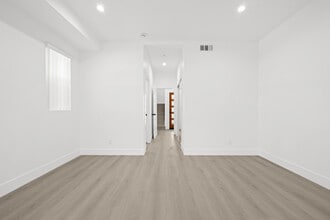 Building Photo - 3019 Somerset Dr