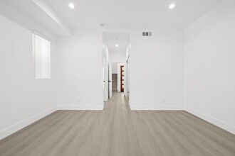 Building Photo - 3021 Somerset Dr