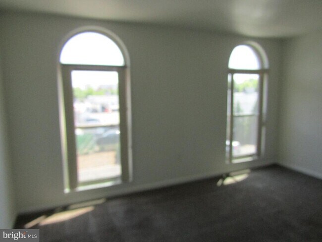 Building Photo - 6 Canterbury Square