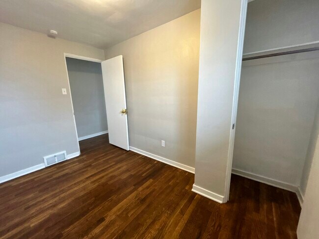 Building Photo - 215 Erhardt Dr