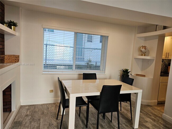 Building Photo - 622 15th St