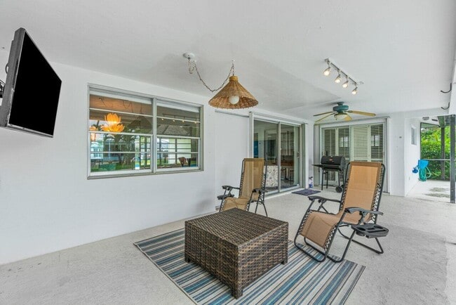 Building Photo - 1350 SW 13th Pl