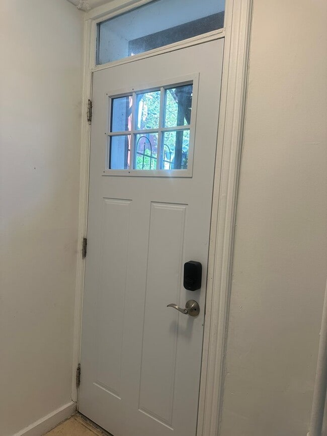 Building Photo - Modern Basement Unti 1 Bedroom/1 Bath, Recently renovated, new stainless steel appliances, floori...