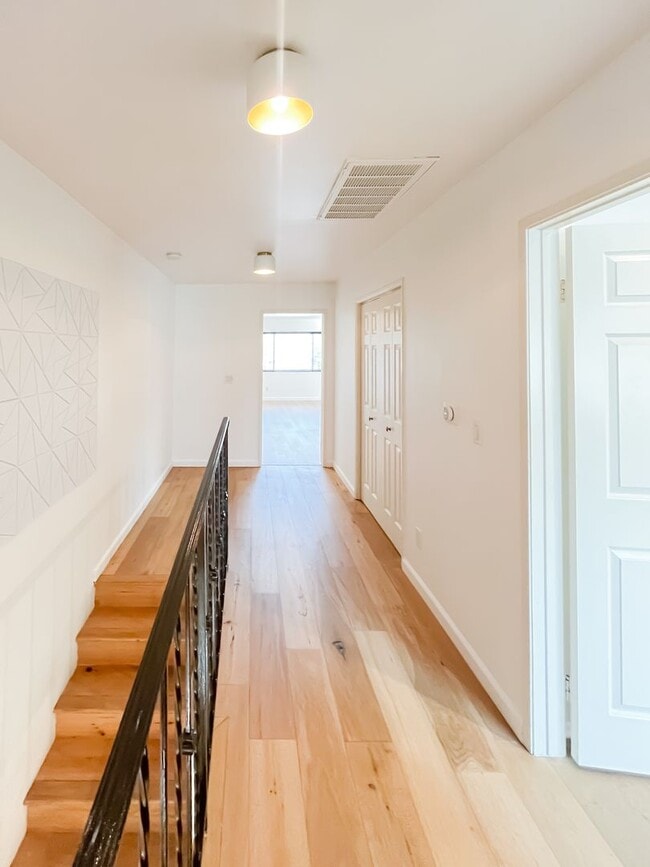 Building Photo - Breathtaking 2-Bedroom Townhome with 2-Car...