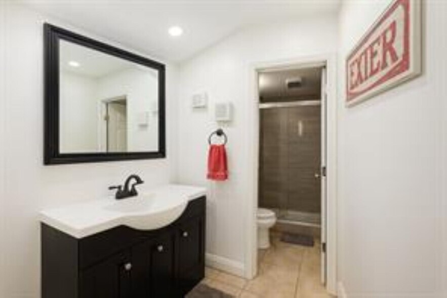 Building Photo - 5332 NE 6th Ave