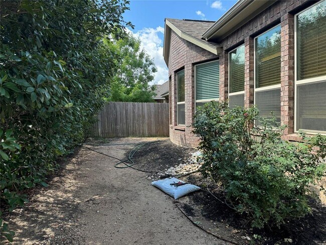 Building Photo - 633 Peregrine Way