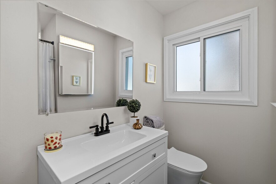 Building Photo - 1655 Fenmore Dr