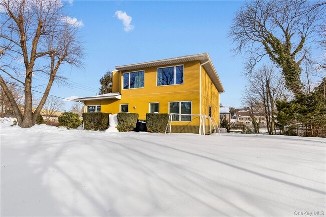 Building Photo - 301 S Ridge St