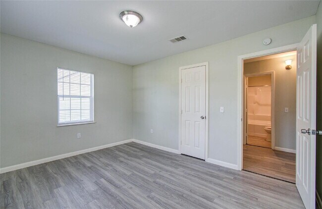 Building Photo - Newly updated 3 bed 2 bath