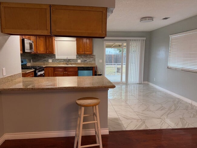 Building Photo - Nice home for rent in Hanford