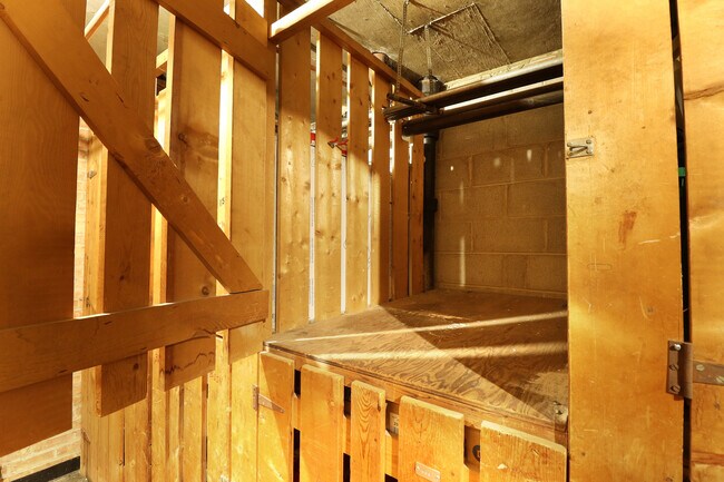 Building Photo - 6040 N Troy St