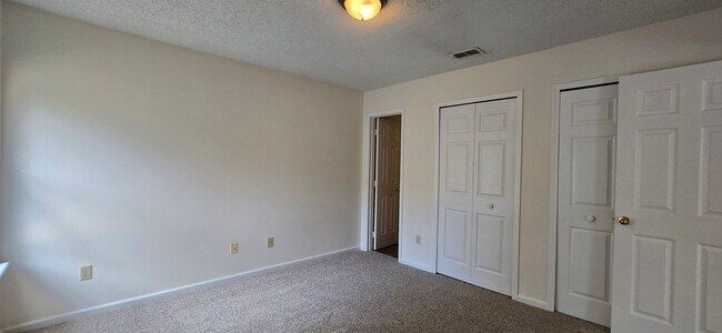 Building Photo - Charming 3 Bed / 2 Bath Home – Pet Friendl...