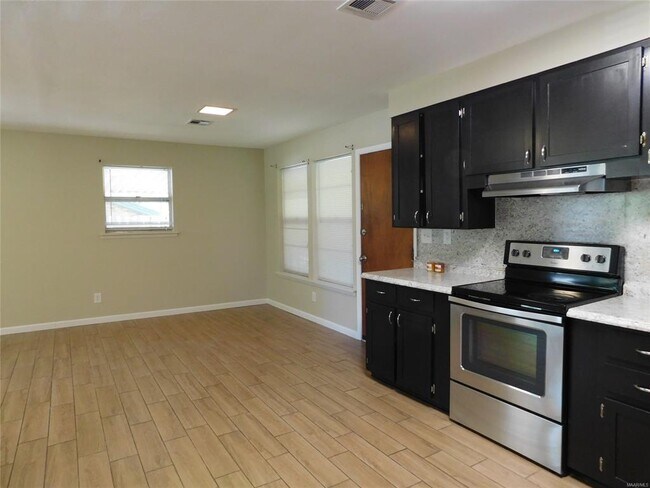 Building Photo - 733 Gillespie St